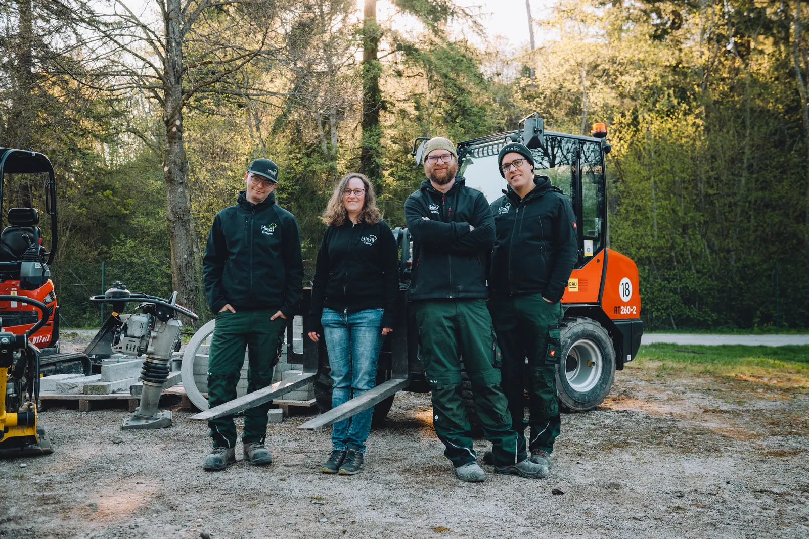 Das Team vor dem Maschinenpark